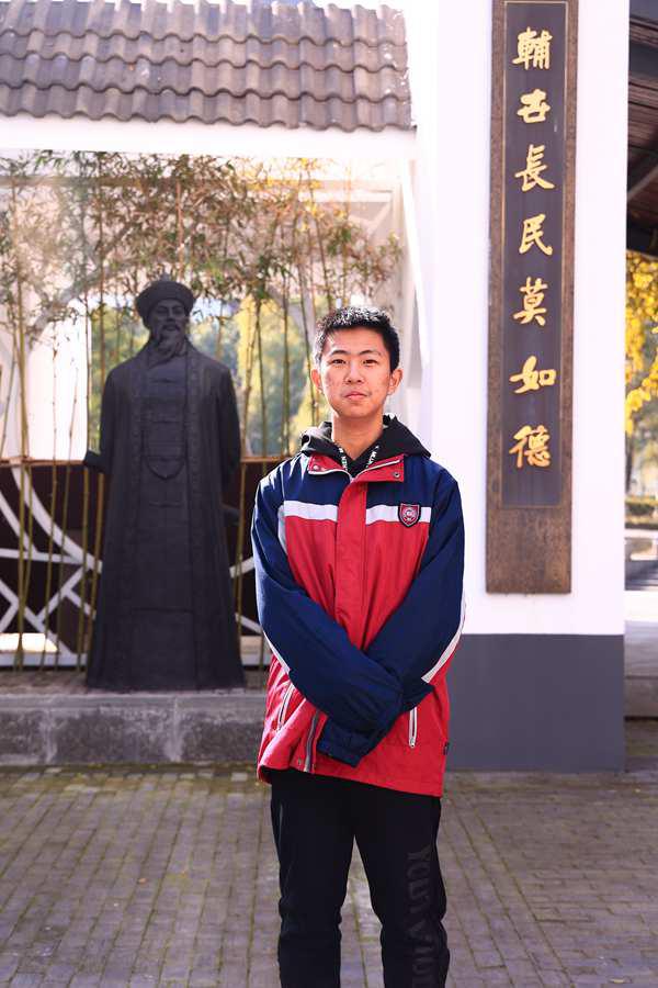 何蕴霖.jpg