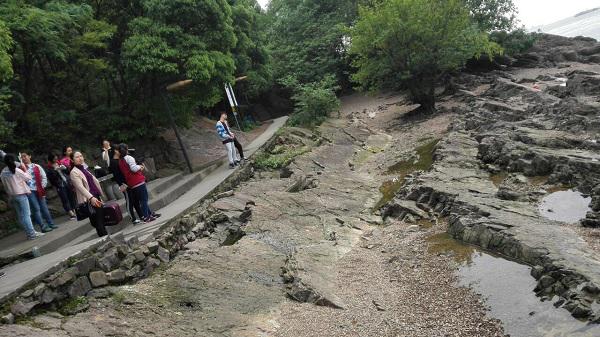 观察沉积岩岩层特点.jpg