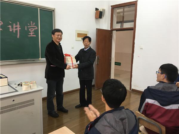 2徐霞客研究会赠送书籍给徐学讲堂_副本.jpg