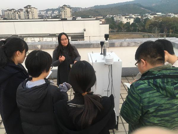 1狄秀林老师在介绍空气质量监测系统工作原理.jpg
