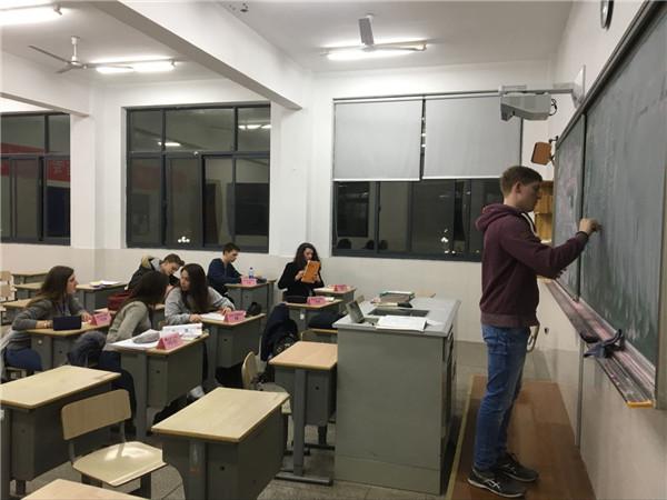 5德国同学在晚自习_副本.jpg