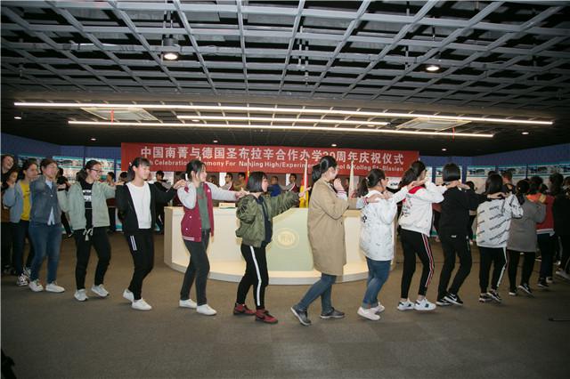 10欢乐集体舞_副本.jpg