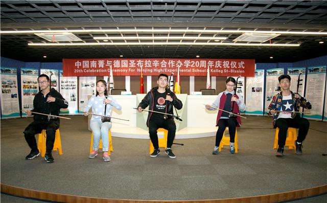 8南菁学生志愿者二胡演奏_副本.jpg